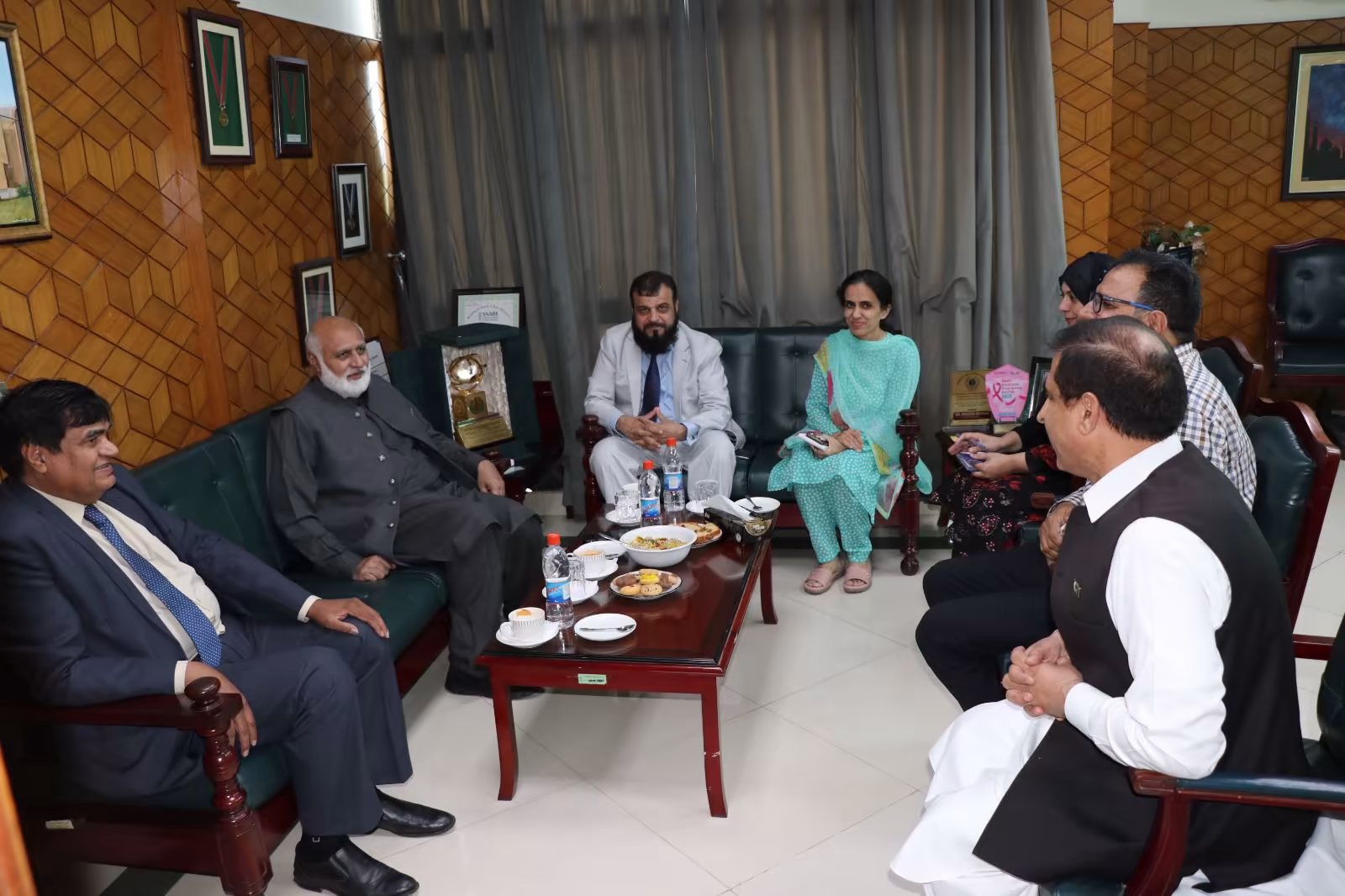 Chairman HEC Prof. Niaz Ahmed Akhtar Visits CEMB-PU