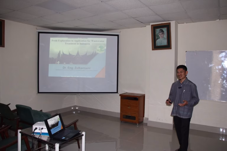 Prof. Dr. Zulqarnaini delivering a guest lecture at CEMB-PU